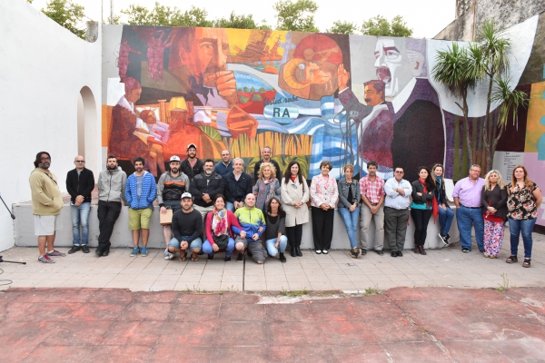 CON LA PRESENCIA DE JAVIER GASTÓN FUE INAUGURADO EL MURAL EN HOMENAJE A RAÚL ALFONSÍN