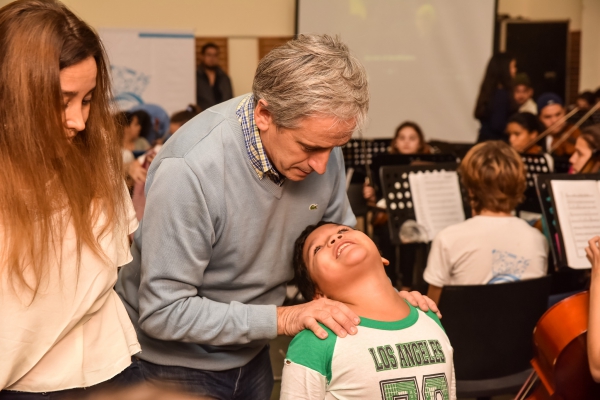 JAVIER GASTÓN PARTICIPÓ DEL EMOTIVO HOMENAJE QUE REALIZARON LOS CHICOS DE LA ORQUESTA ESCUELA AL MAESTRO ABREU