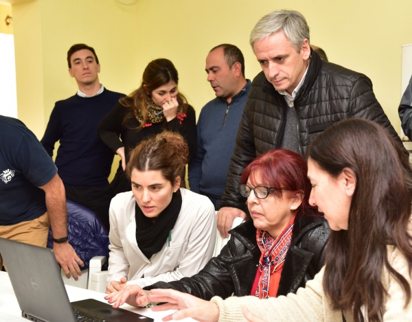 JAVIER GASTÓN OBSERVÓ LAS PRUEBAS DEL SISTEMA DE GESTIÓN HOSPITALARIA PARA FAVORECER LA ATENCIÓN AL VECINO