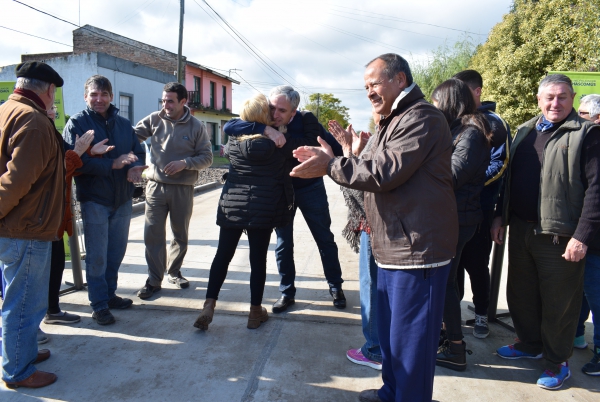 JAVIER GASTÓN: “MUCHOS VECINOS ESPERARON MÁS DE 60 AÑOS PARA VER CUMPLIDO EL SUEÑO DE CONTAR CON SU CUADRA PAVIMENTADA”.