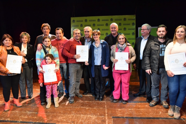 JAVIER GASTÓN: “HOY ES UN DÍA HISTÓRICO PARA NUESTRA CIUDAD, MÁS DE 250 FAMILIAS YA SON DUEÑAS DE SUS VIVIENDAS”