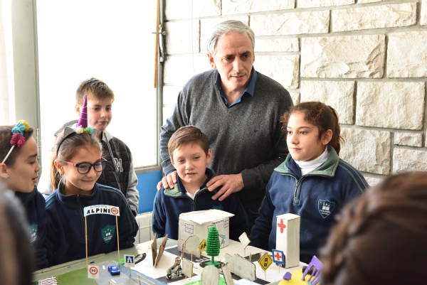 JAVIER GASTÓN: “LOS CHICOS NATURALIZAN RÁPIDAMENTE LO APRENDIDO EN LAS CHARLAS DE EDUCACIÓN VIAL Y NOS SORPRENDIERON CON SUS MAQUETAS CONCIENTIZADORAS” 