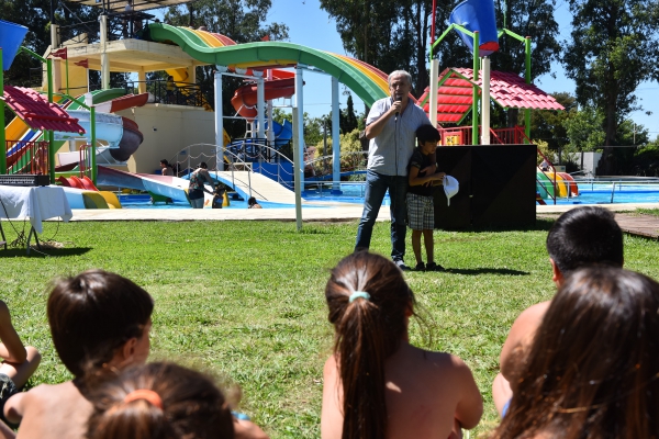 JAVIER GASTÓN ACOMPAÑÓ A LOS CHICOS EN LA APERTURA DE LA ESCUELA DE VERANO