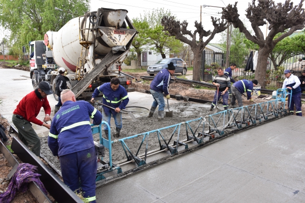 SE AVANZA CON LA PAVIMENTACIÓN EN EL BARRIO FLORENTINO AMEGHINO PARA MEJORAR LA ACCESIBILIDAD DE ESE SECTOR DE LA CIUDAD