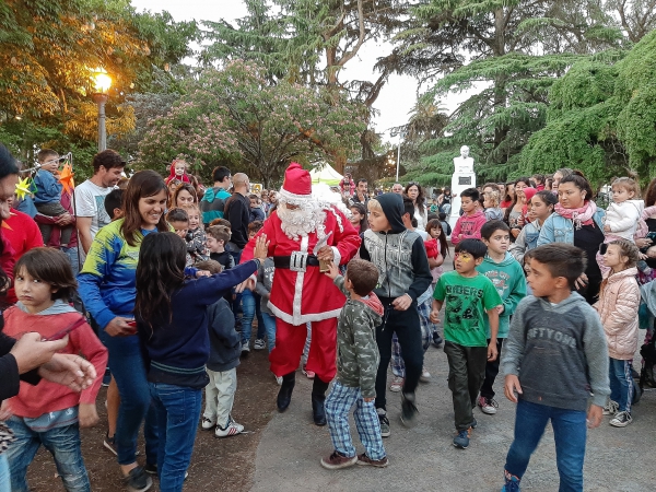 GRAN CANTIDAD DE NIÑOS Y NIÑAS RECIBIERON A PAPÁ NOEL 