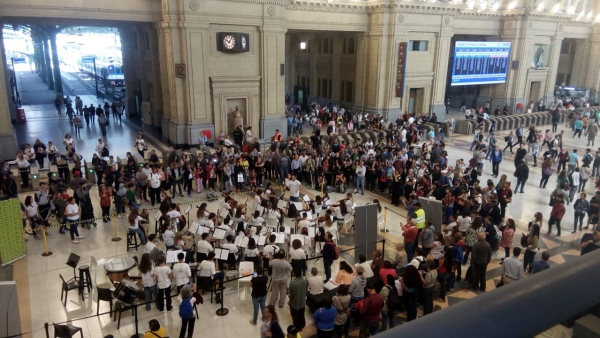 EMOCIONANTE CONCIERTO DE LA ORQUESTA ESCUELA CHASCOMÚS EN LA ESTACIÓN DE TRENES PLAZA CONSTITUCIÓN