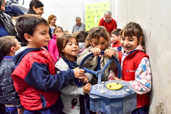 JAVIER GASTÓN: “JUNTO A NIÑOS Y NIÑAS DE JARDÍN PUSIMOS EN MARCHA EL SISTEMA PARA QUE TODOS LOS VECINOS TENGAN AGUA DE CALIDAD EN SUS CASAS”.