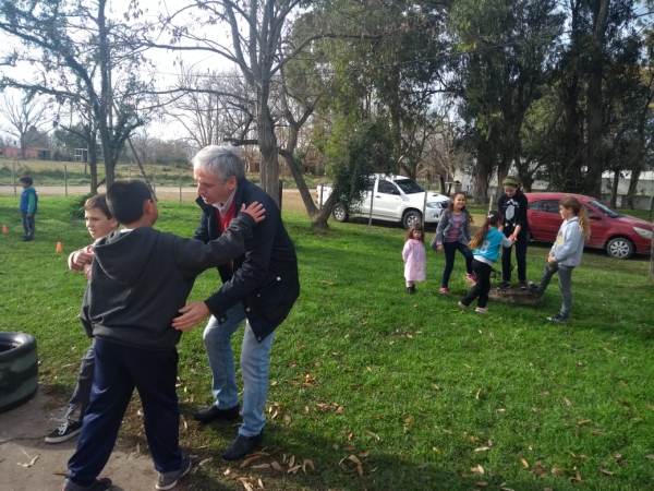 JAVIER GASTÓN: “SIEMPRE ES UN PLACER VISITAR LAS ESCUELAS RURALES Y RECIBIR EL CARIÑO DE LOS CHICOS”