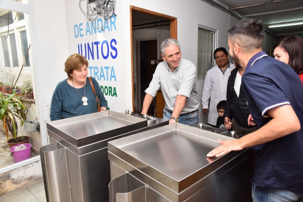 GRACIAS AL TRABAJO CONJUNTO ENTRE LA MUNICIPALIDAD, LA COOPERADORA Y LA FILIAL DE ESTUDIANTES, SE ADQUIRIERON DOS CARROS TÉRMICOS PARA EL HOSPITAL.