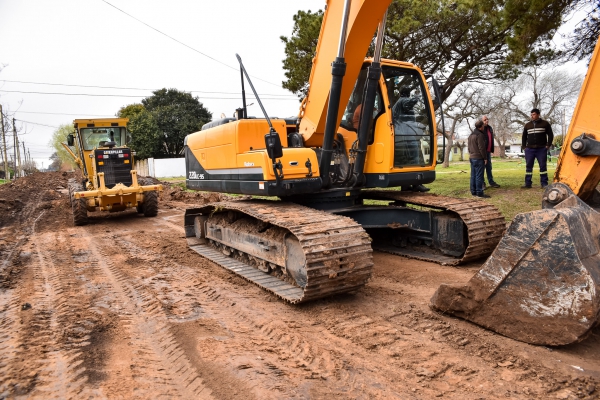 JAVIER GASTÓN RECORRIÓ LAS OBRAS DE PAVIMENTACIÓN EN EL BARRIO FLORENTINO AMEGHINO