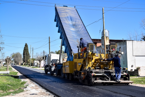 JAVIER GASTÓN RECORRIÓ LOS ÚLTIMOS TRABAJOS DE PAVIMENTACIÓN EN EL BARRIO LA NORIA