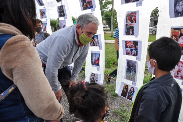 EL INTENDENTE JAVIER GASTÓN PARTICIPÓ DE LA MUESTRA DE ARTE REALIZADA POR ESTUDIANTES DE LA ESCUELA MUNICIPAL N°3 