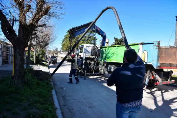 COLOCACIÓN DE COLUMNAS DE ALUMBRADO EN LA CALLE DEMOCRACIA