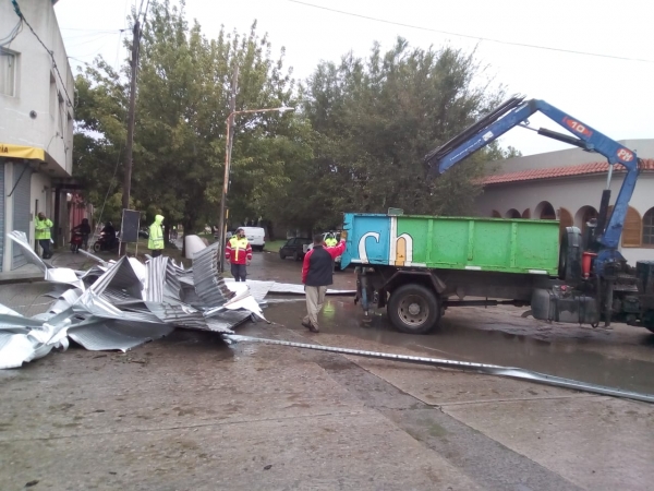 EL INTENSO VIENTO PROVOCÓ VOLADURA DE TECHOS, DAÑOS EN VIVIENDAS Y CAÍDAS DE ARBOLES EN TODA LA CIUDAD