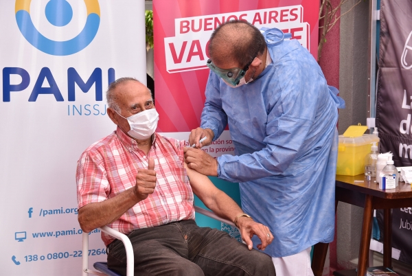 FUERON VACUNADOS LOS ADULTOS MAYORES DEL HOGAR SANTA RITA