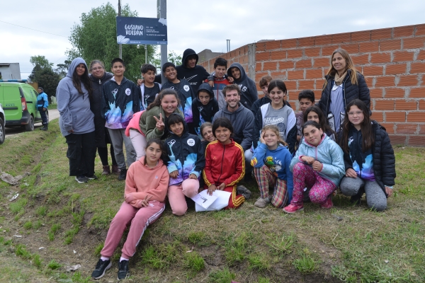  Estudiantes de la Escuela 45 homenajearon a escritores argentinos en el San Cayetano