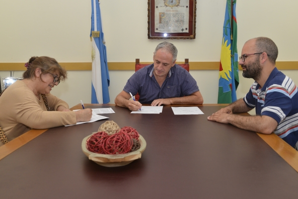 Renuevan el comodato de un predio para actividades educativas de la Escuela Agraria