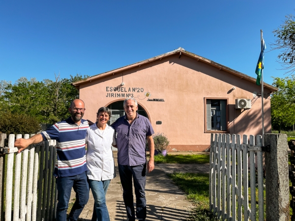 Javier Gastón visitó la escuela rural de Don Cipriano