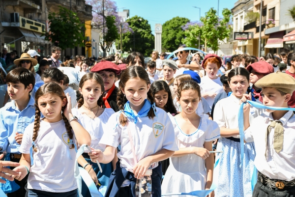  Desfile escolar por el Día de la Tradición