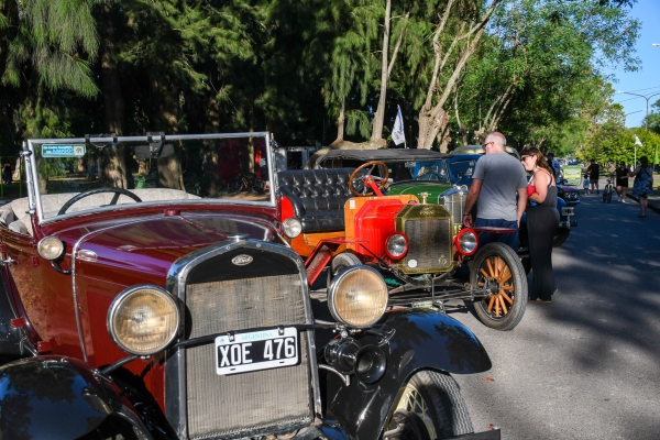 6° ENCUENTRO ANUAL DE AUTOMÓVILES CLÁSICOS Y ANTIGUOS