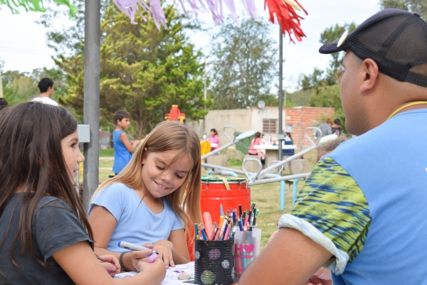 TARDE DE ENCUENTRO COMUNITARIO EN LA PLAZA EL  ALGARROBO