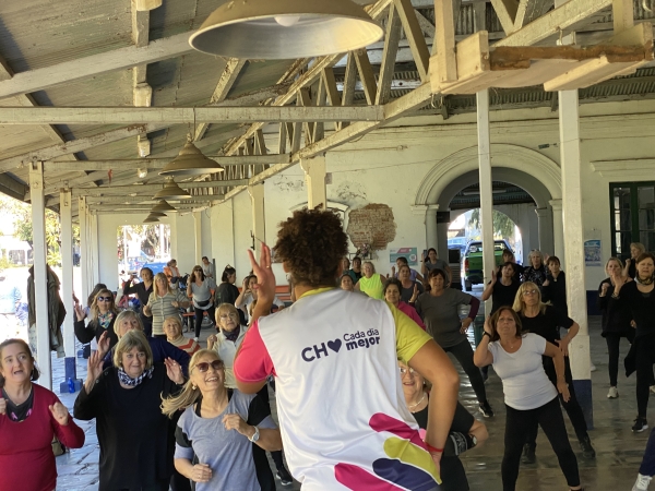 CONTINÚAN CON GRAN PARTICIPACIÓN Y ENTUSIASMO LAS CLASES DE ZUMBA