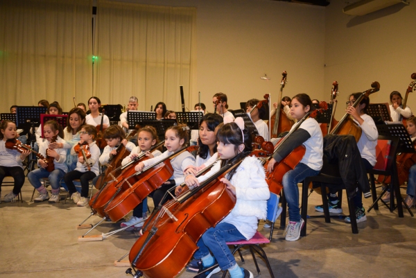 EMOTIVO FESTIVAL EN EL ANIVERSARIO DE LA ORQUESTA-ESCUELA CHASCOMÚS 