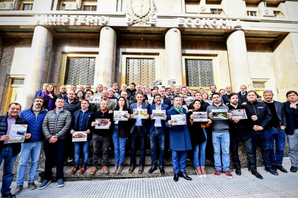 JAVIER GASTÓN FIRMÓ EL PETITORIO PRESENTADO AYER EN EL MINISTERIO DE ECONOMÍA