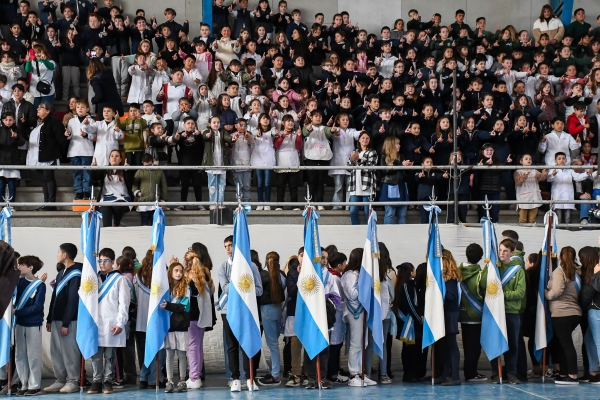 JAVIER GASTÓN ACOMPAÑÓ A ALUMNOS Y ALUMNAS DE 4° AÑO QUE REALIZARON LA PROMESA A LA BANDERA