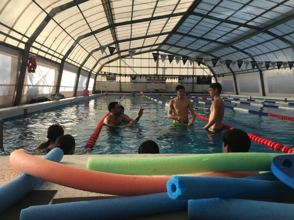 Clases de natación en el Centro Vespertino y en Envión