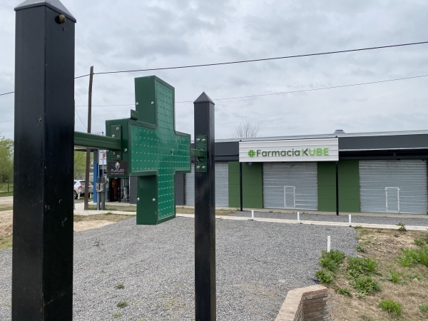 Preparativos para la apertura de una nueva farmacia en el barrio San Cayetano