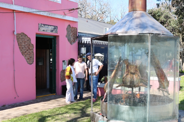 Apertura de emprendimiento cultural y gastronómico en Adela