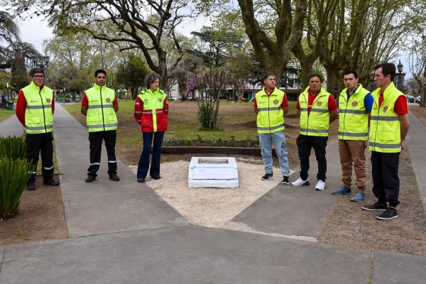  Se descubrió una placa en reconocimiento a la labor del equipo de Defensa Civil