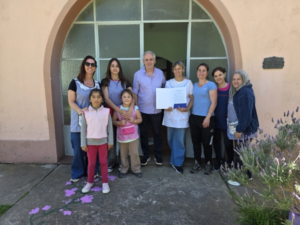 Javier Gastón visitó la Escuela Primaria Nº 20 y entregó un subsidio para su puesta en valor