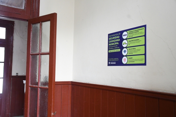 Colocan cartelería para difundir programas municipales de prevención y asistencia