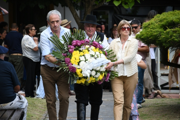 Colorido desfile tradicionalista por las calles de la ciudad