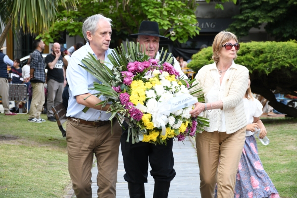 Colorido desfile tradicionalista por las calles de la ciudad