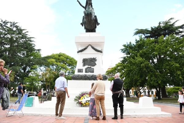 Colorido desfile tradicionalista por las calles de la ciudad