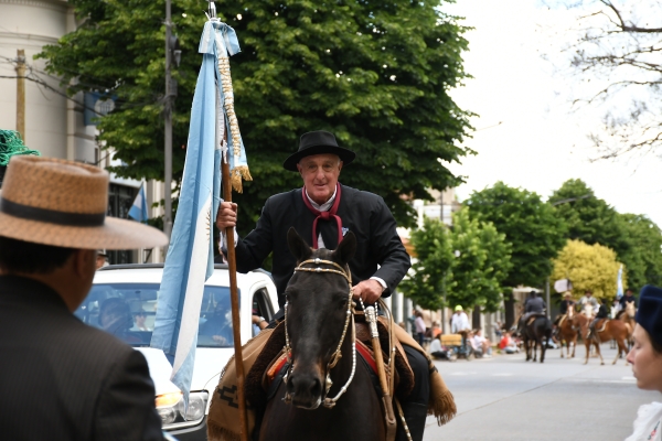 Colorido desfile tradicionalista por las calles de la ciudad