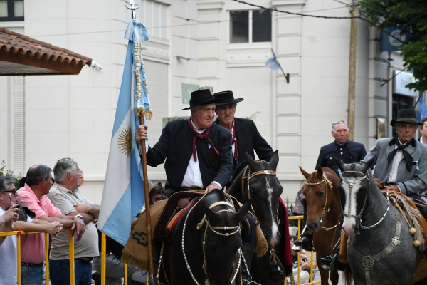 Colorido desfile tradicionalista por las calles de la ciudad