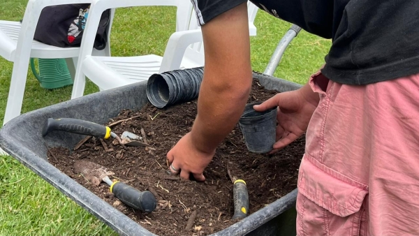 El Centro de Día del barrio 30 de Mayo y el CAPS San Cayetano recibieron plantines de temporada