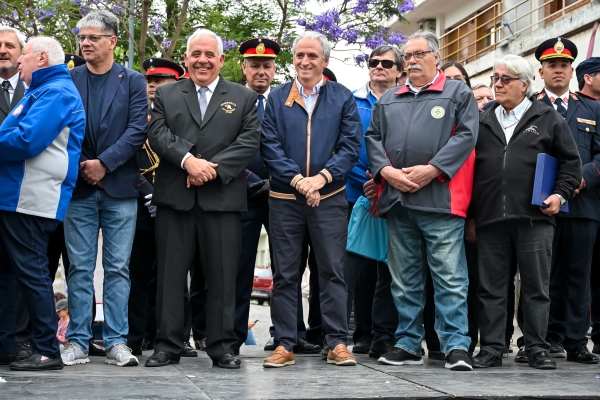 El Intendente Municipal acompañó el gran desfile por el aniversario de los Bomberos Voluntarios