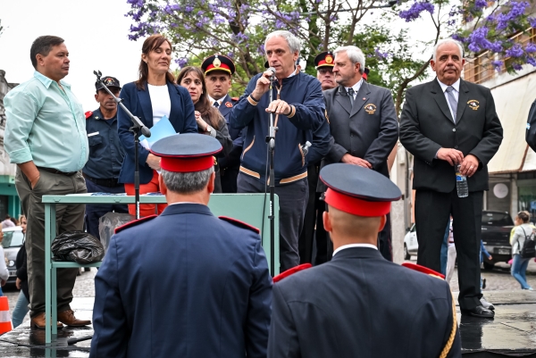 El Intendente Municipal acompañó el gran desfile por el aniversario de los Bomberos Voluntarios