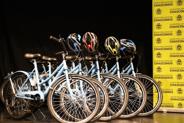 Seguridad Vial: Se entregaron cascos, bicicletas y pases libres multimodales