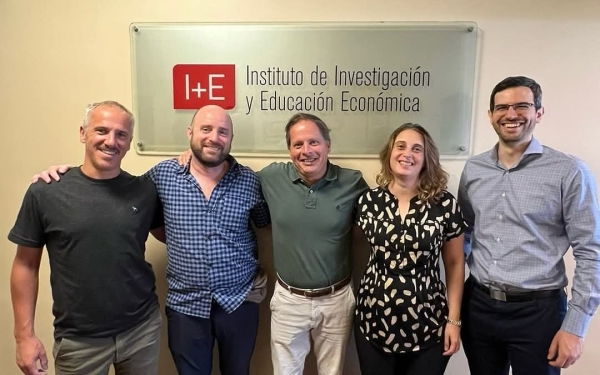 Reunión entre autoridades locales y la Fundación I+E para impulsar la educación económica