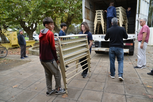 Entrega de mobiliario para la Escuela Industrial