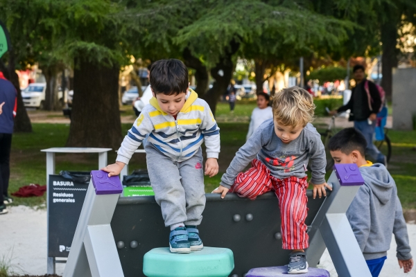 La plaza Sarmiento luce renovada y con nuevo patio de juegos