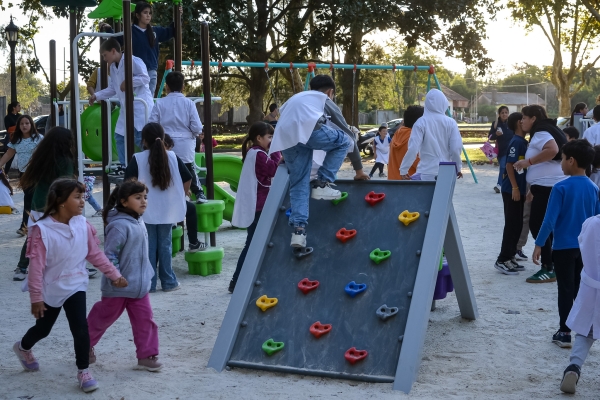 La plaza Sarmiento luce renovada y con nuevo patio de juegos