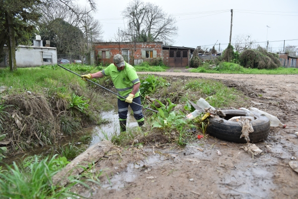 La limpieza de las zanjas es fundamental para la circulación del agua pluvial