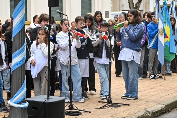 Emotivo acto oficial en conmemoración a la Revolución de Mayo